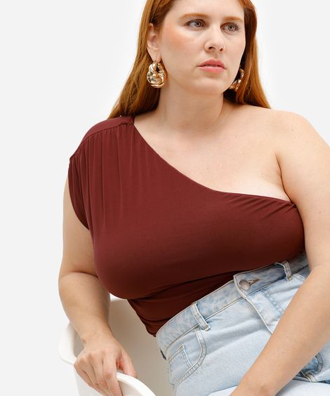 blusa ombro único com franzido plus size mindset vinho