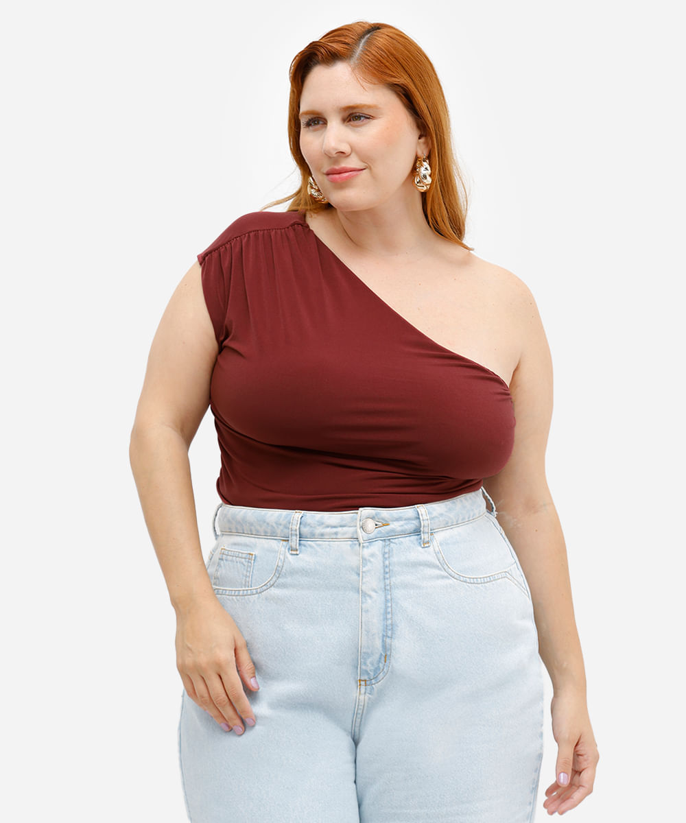 blusa ombro único com franzido plus size mindset vinho