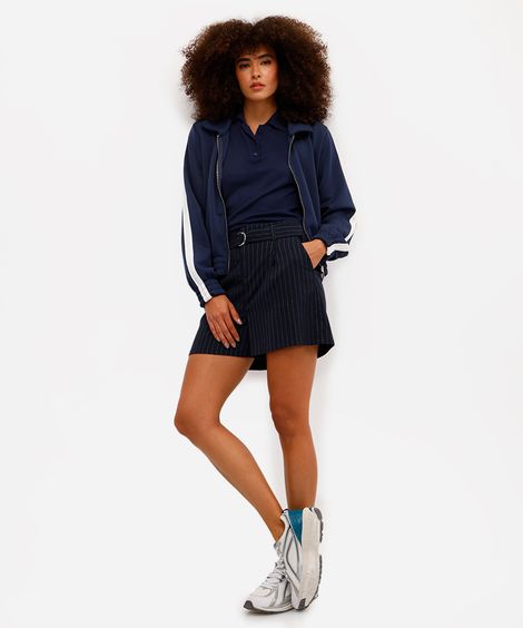 short feminino de alfaiataria risca de giz com cinto azul
