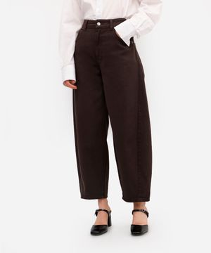 calça barrel feminina de sarja com recorte marrom