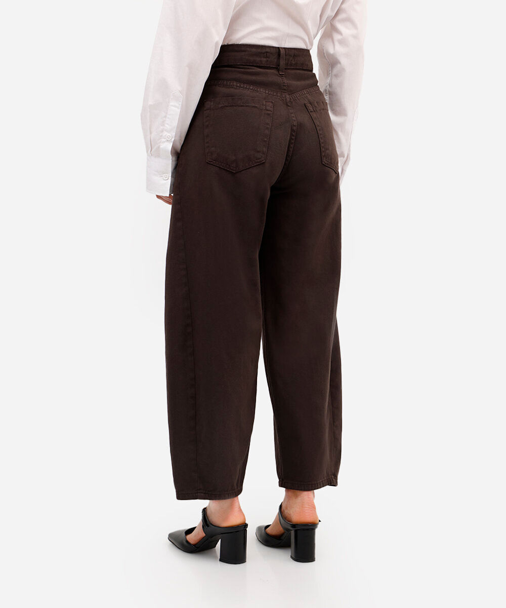 calça barrel feminina de sarja com recorte marrom
