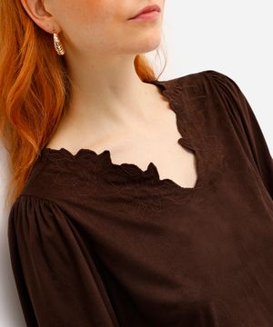blusa feminina de suede decote v bordado floral marrom