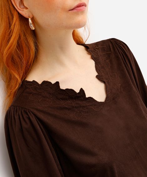 blusa feminina de suede decote v bordado floral marrom