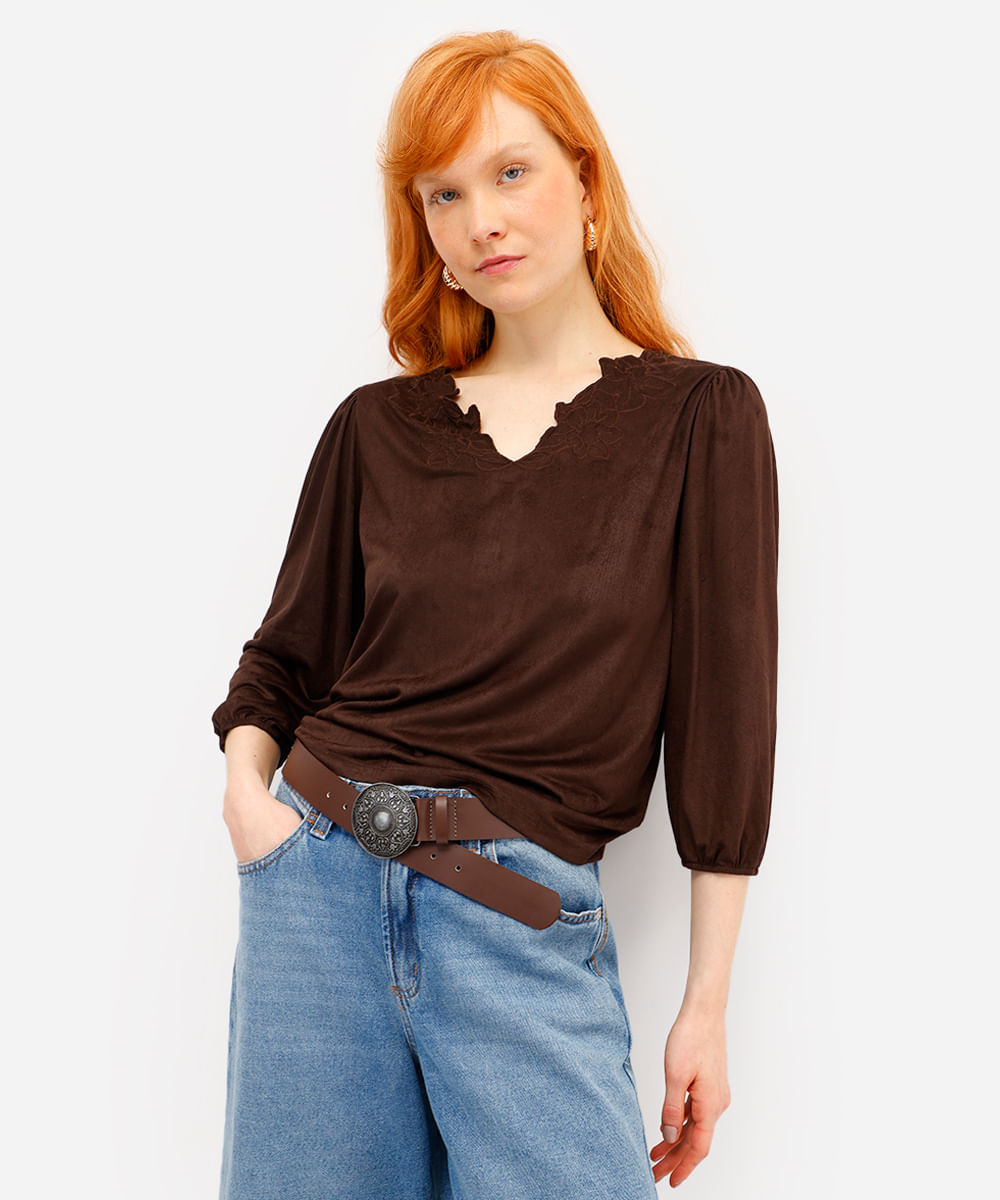 blusa feminina de suede decote v bordado floral marrom