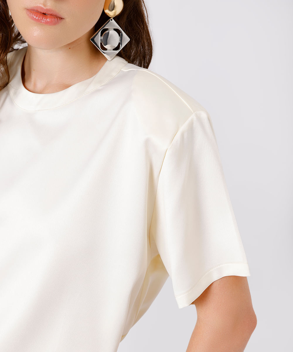 blusa feminina acetinada com ombreira mindset off white