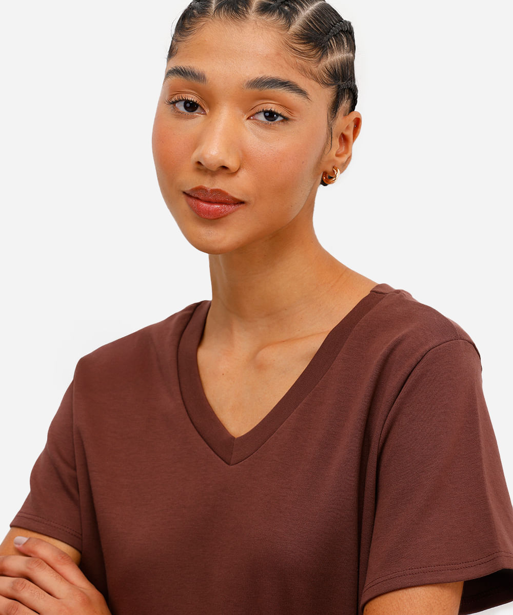 camiseta básica feminina de algodão decote v marrom