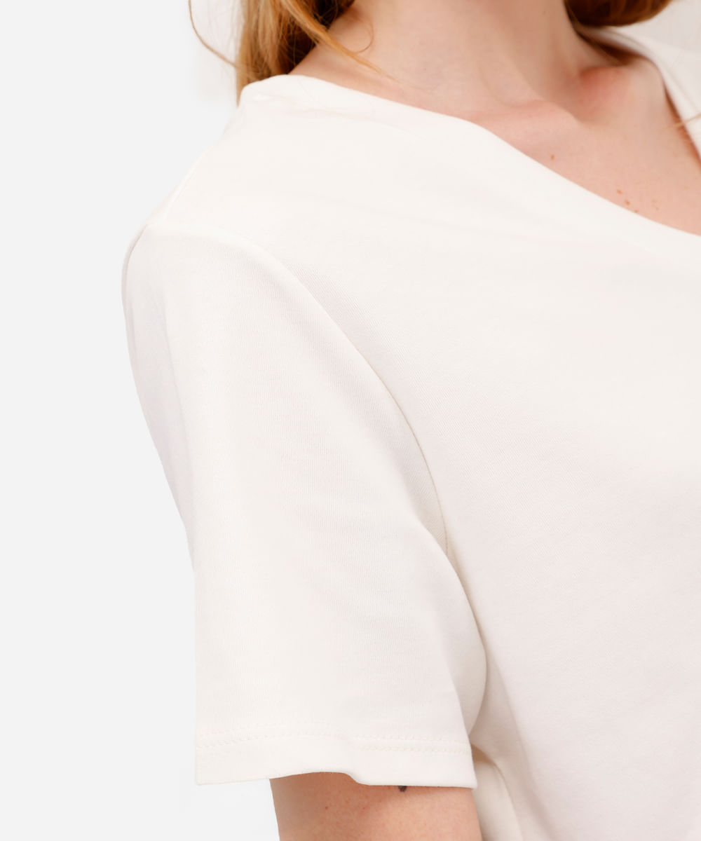 camiseta básica feminina de algodão decote v off white