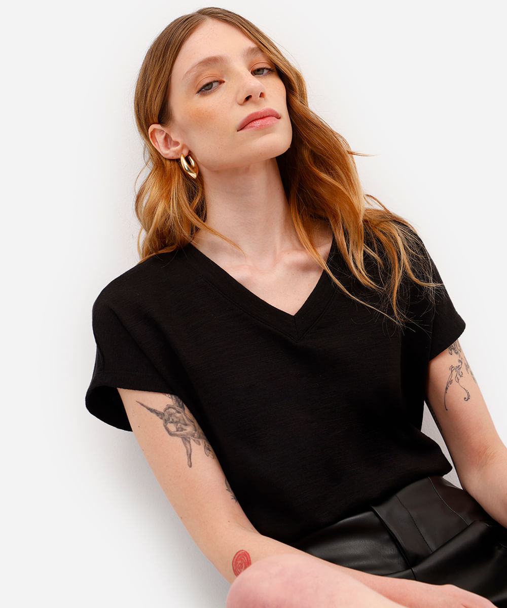 blusa básica feminina de algodão decote v preta