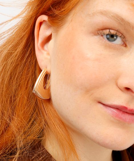 brinco de argola texturizada dourada