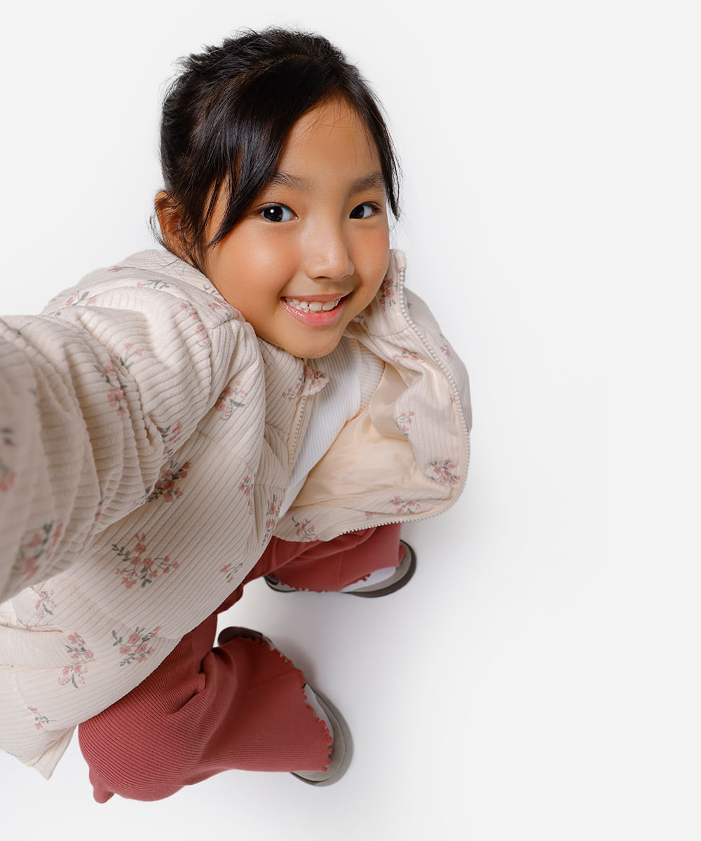 jaqueta puffer infantil de veludo floral colorida