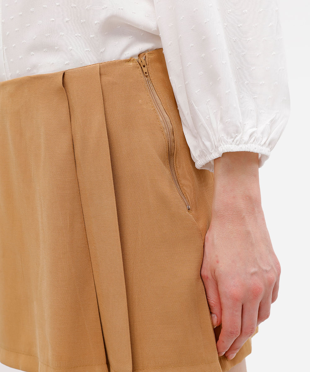 short saia feminino de viscose com pregas bege