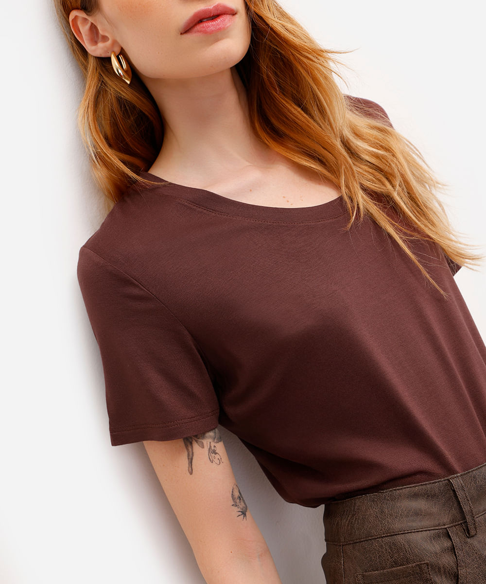 blusa básica manga curta verde militar - marrom