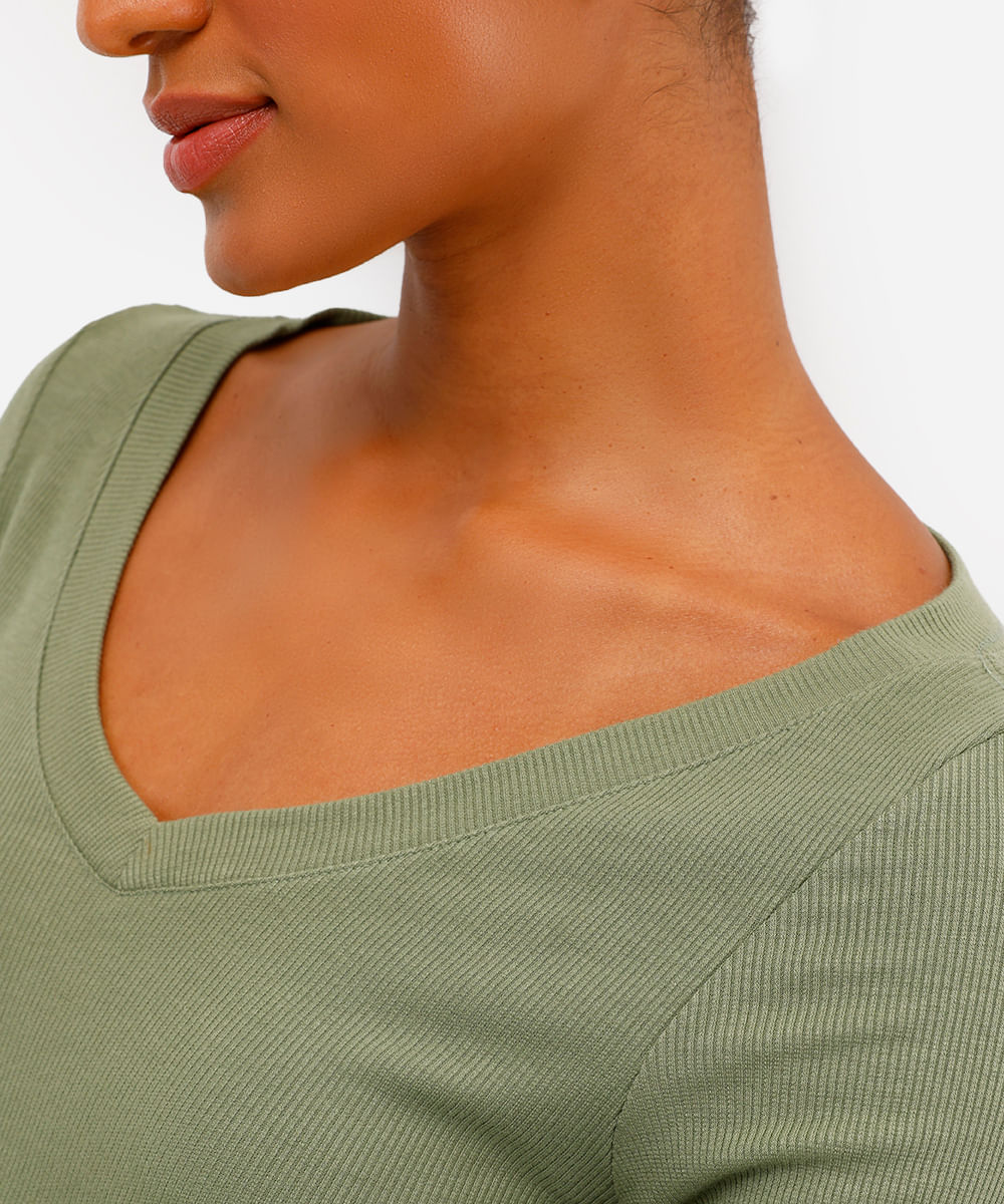 blusa básica decote v manga longa preto - verde mate