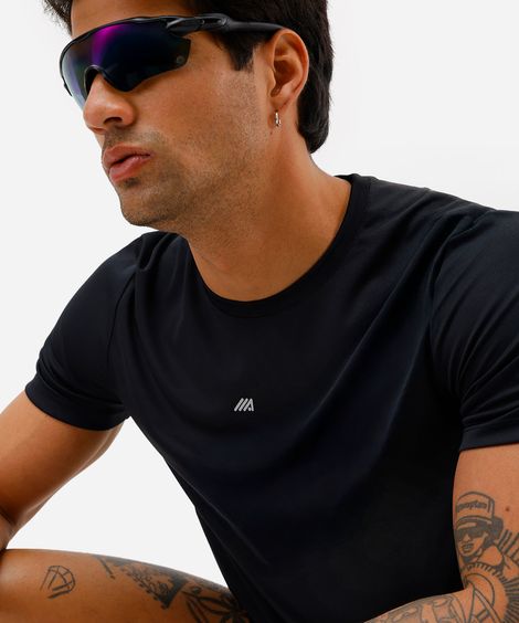 camiseta esportiva masculina com recortes e refletivos preta