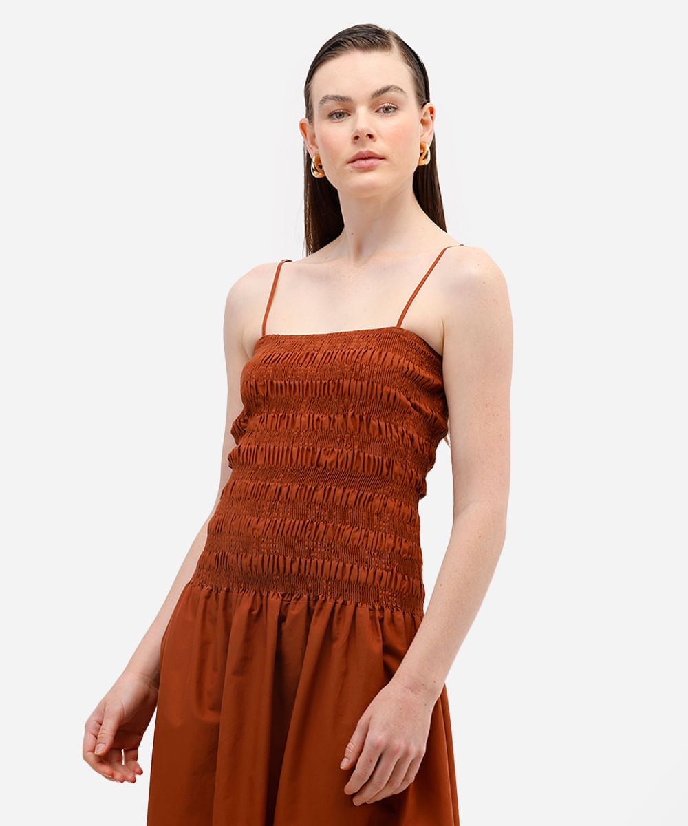 vestido midi de algodão alça fina franzido marrom