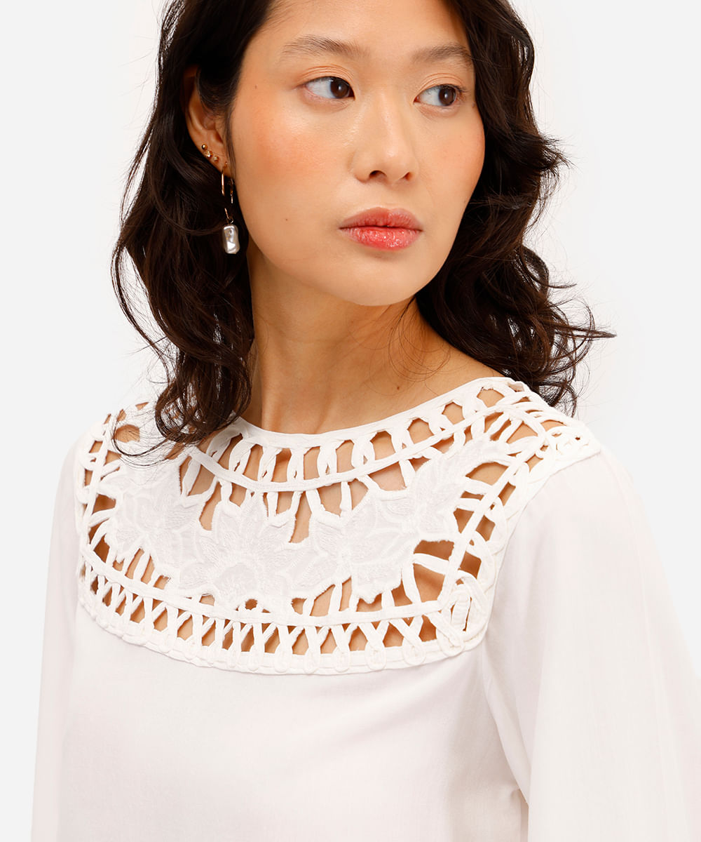 bata feminina de viscose com bordado floral off white