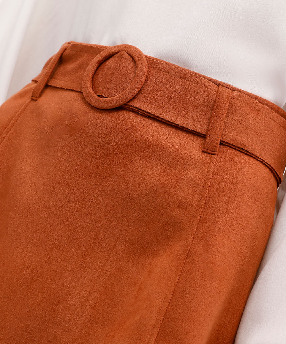 saia curta feminina de suede com cinto marrom