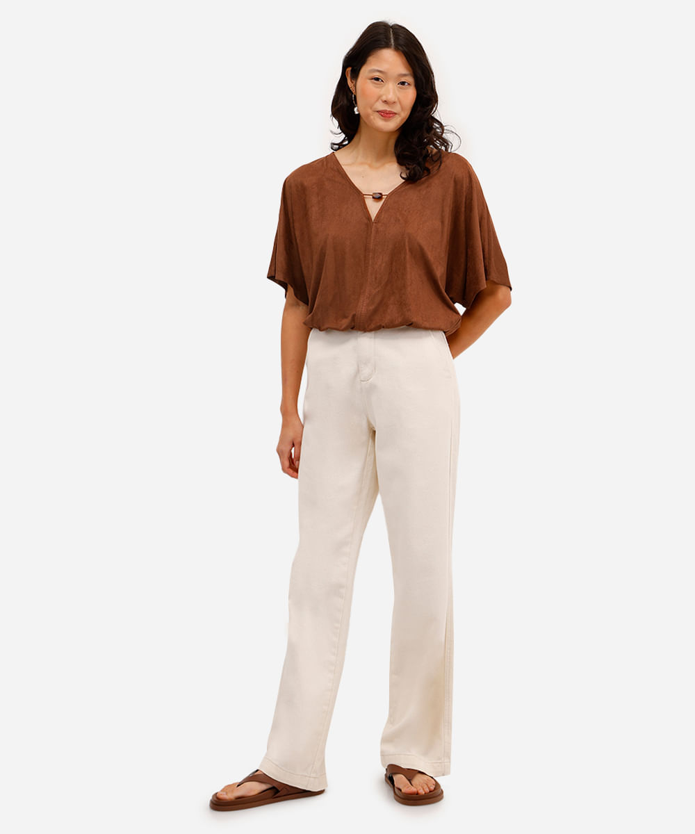 blusa feminina de suede decote v com aviamento marrom