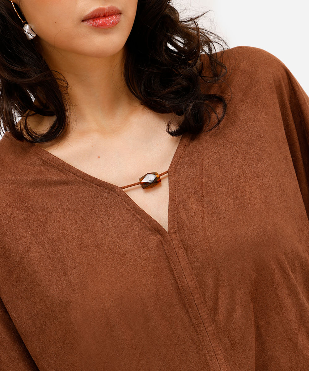 blusa feminina de suede decote v com aviamento marrom