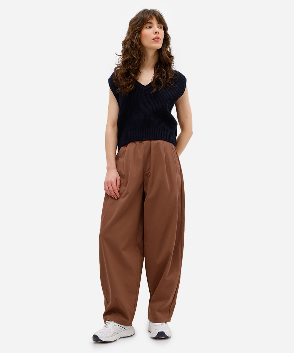 calça barrel feminina com pregas cós elástico marrom