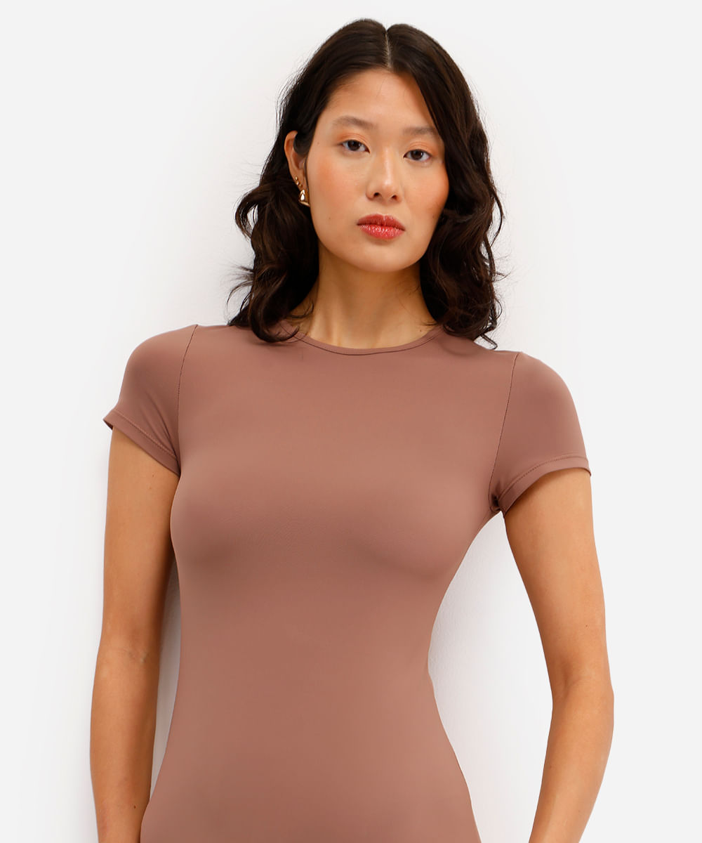 vestido básico feminino de poliamida com fenda marrom