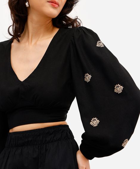 cropped feminino com linho bordado preto