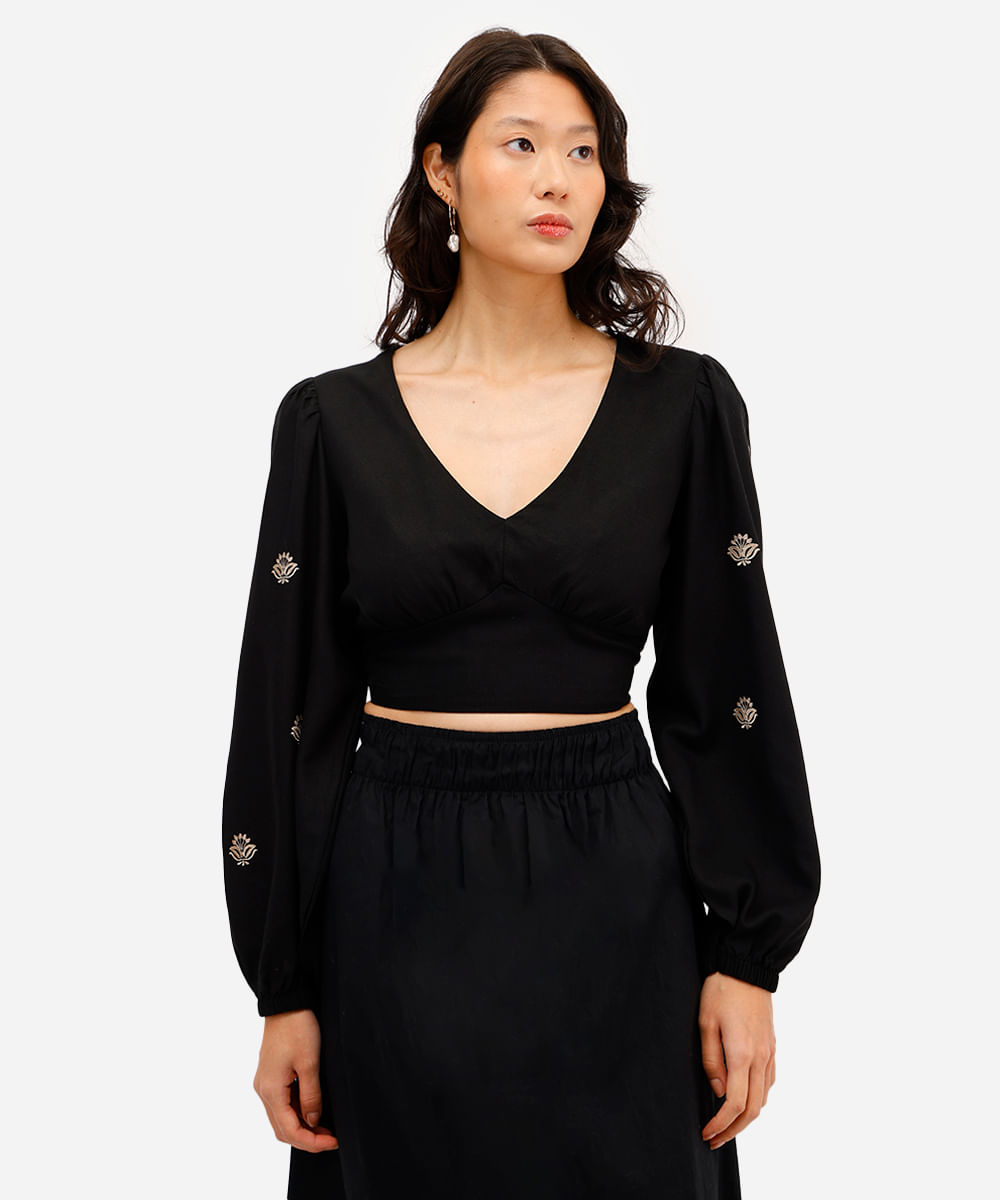 cropped feminino com linho bordado preto