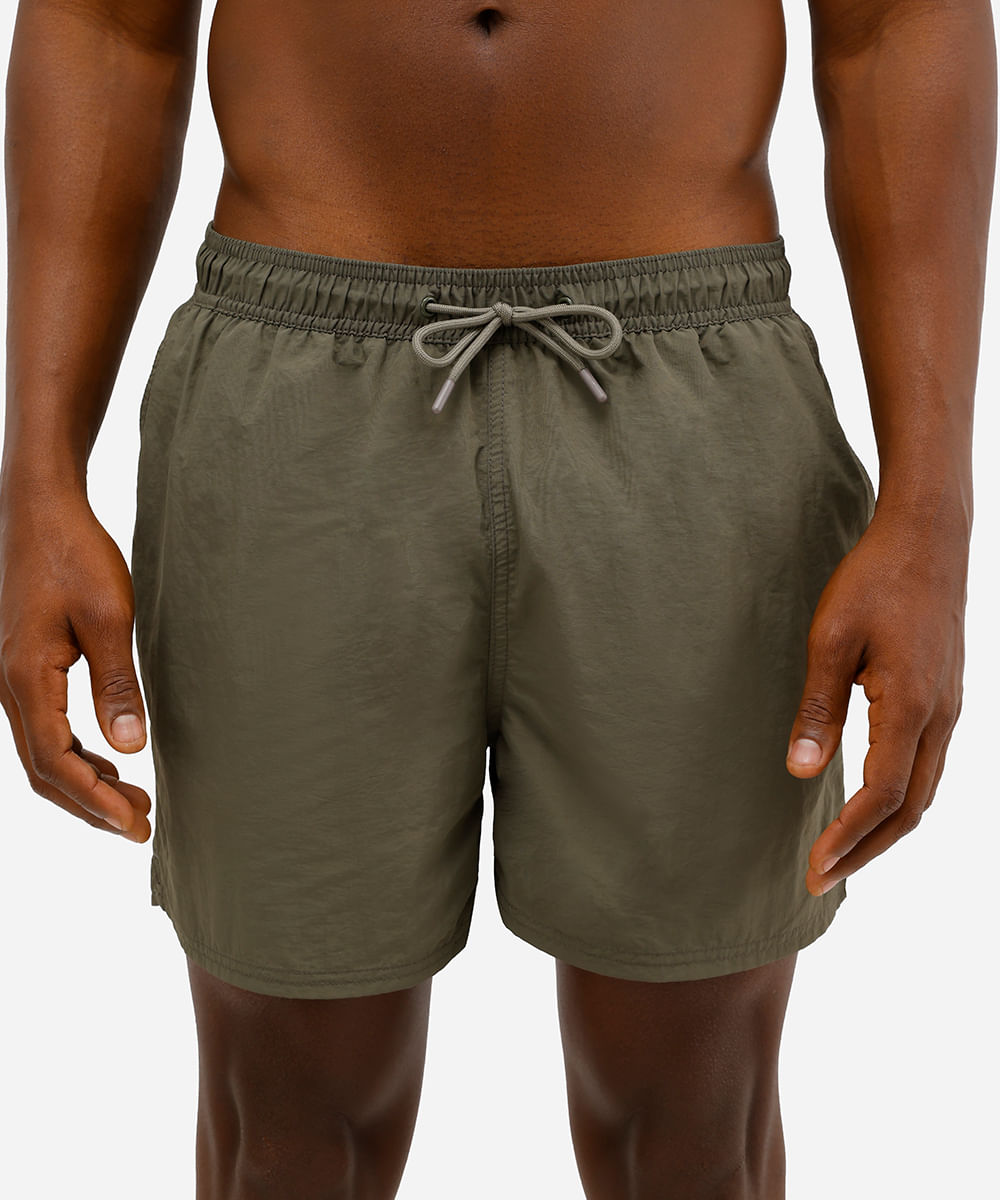 short masculino com bolsos e cordão verde