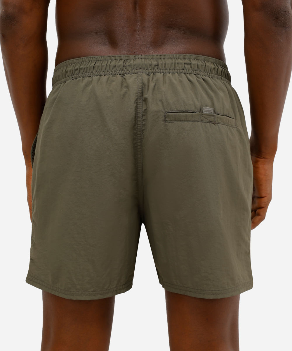 short masculino com bolsos e cordão verde