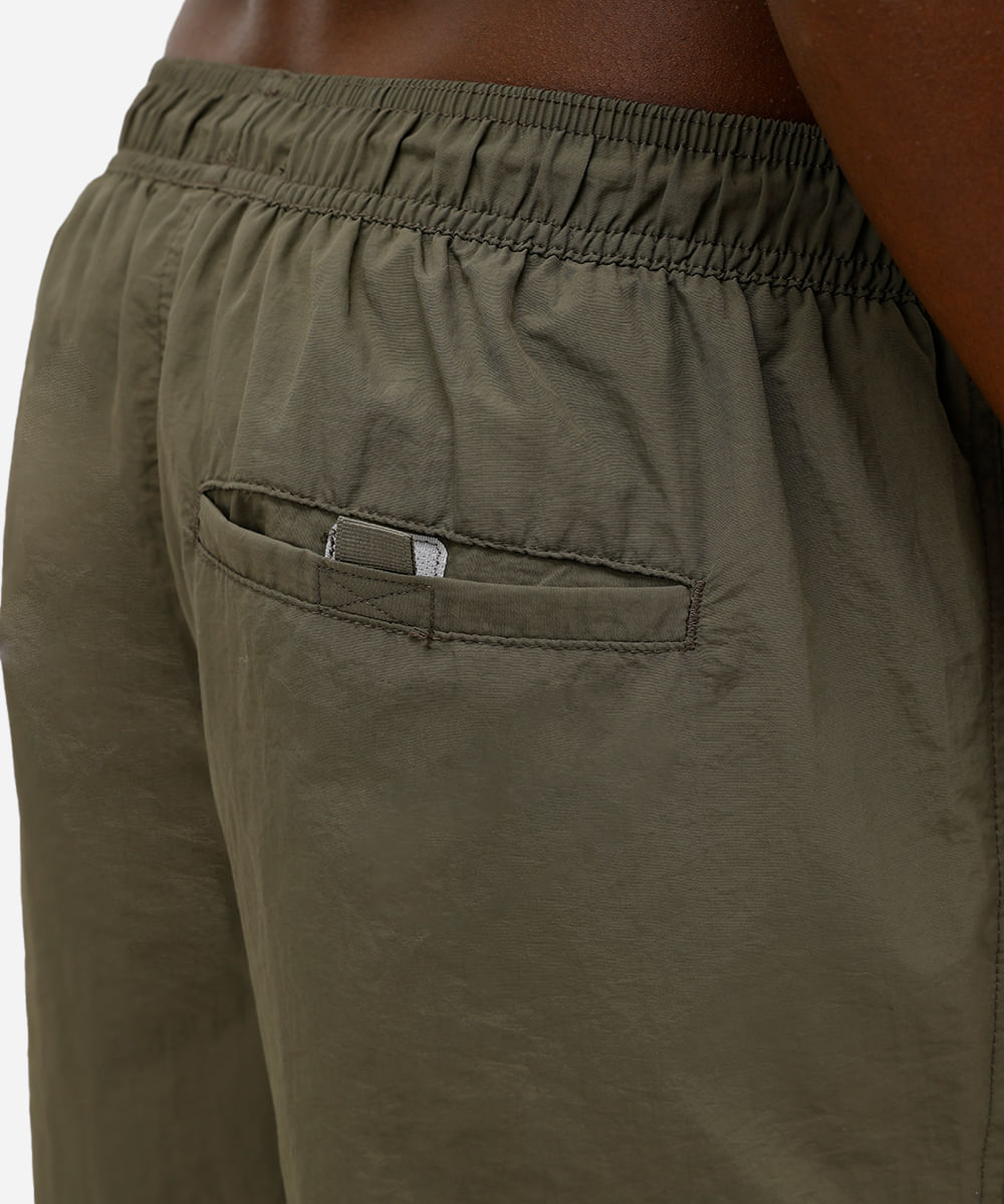 short masculino com bolsos e cordão verde