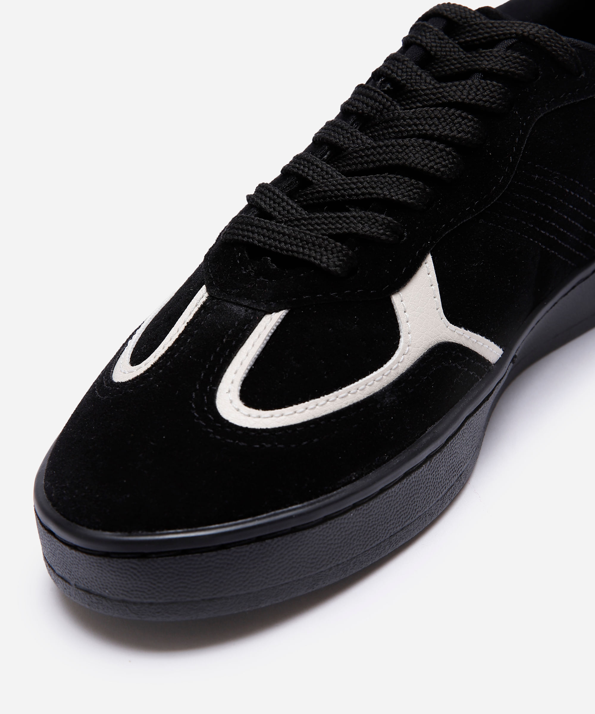 tênis casual feminino com recortes preto