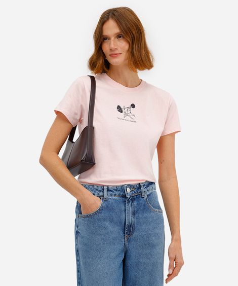 camiseta de algodão manga curta segurando a barra rosa