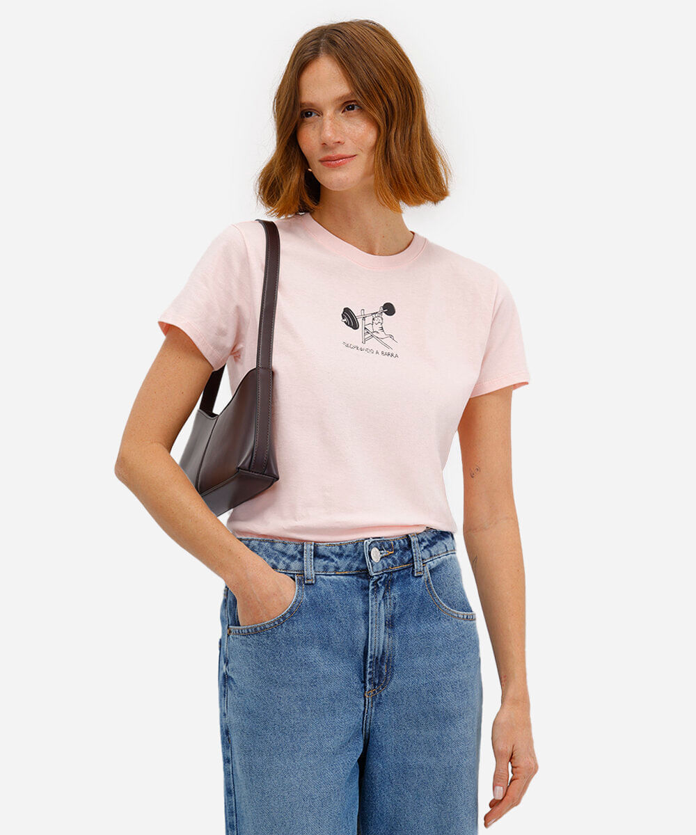 camiseta de algodão manga curta segurando a barra rosa