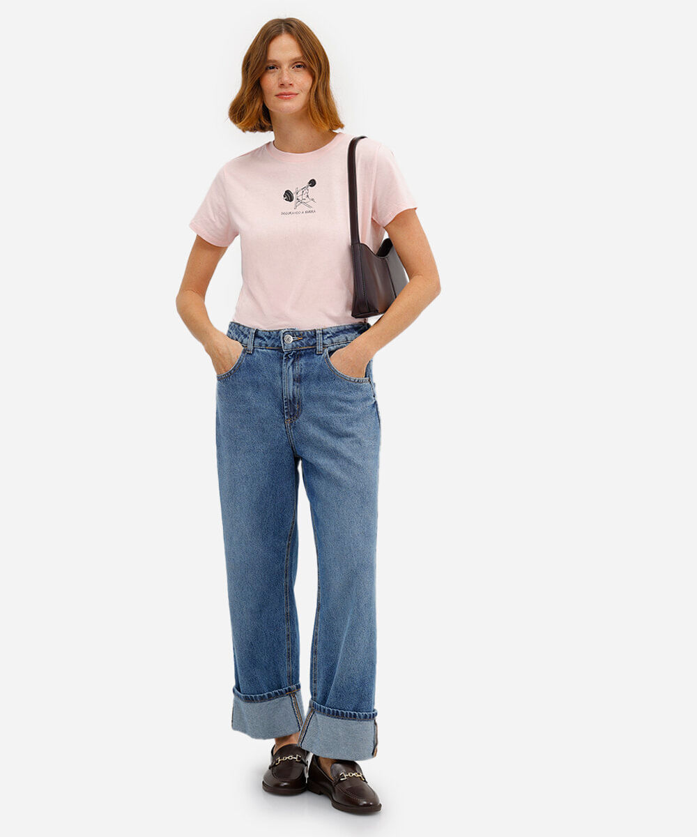 camiseta de algodão manga curta segurando a barra rosa