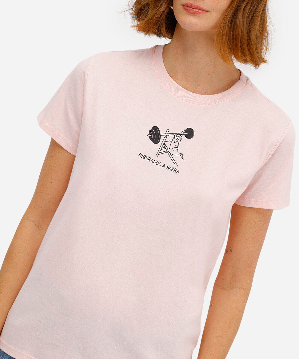 camiseta de algodão manga curta segurando a barra rosa