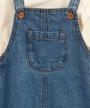 jardineira jeans infantil com blusa de manga longa azul
