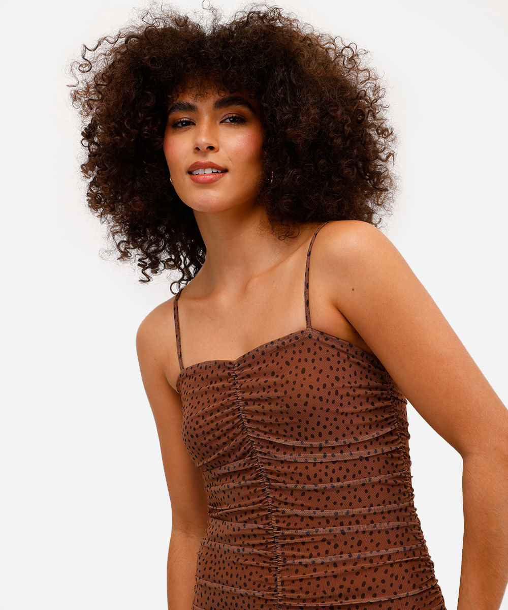 vestido midi feminino de tule poá franzido marrom