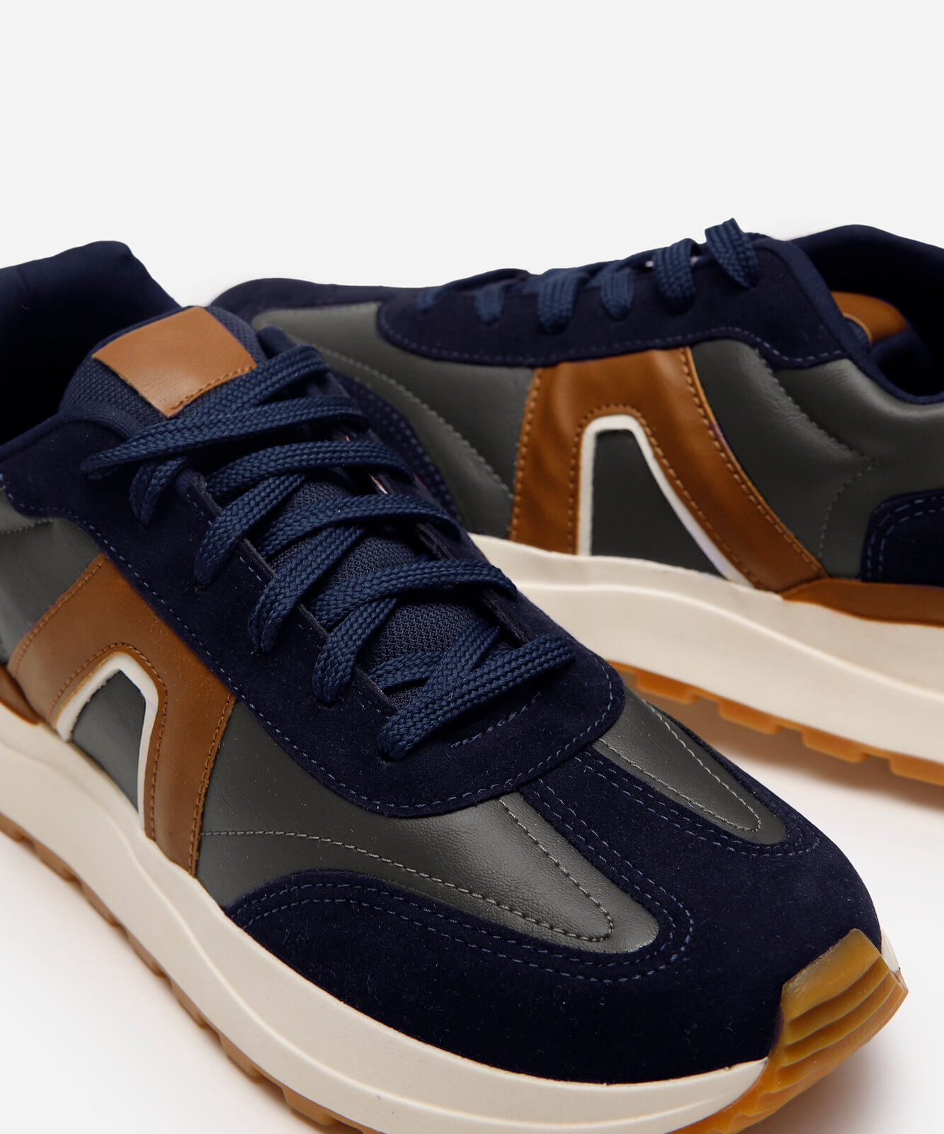 tênis com recortes oneself azul