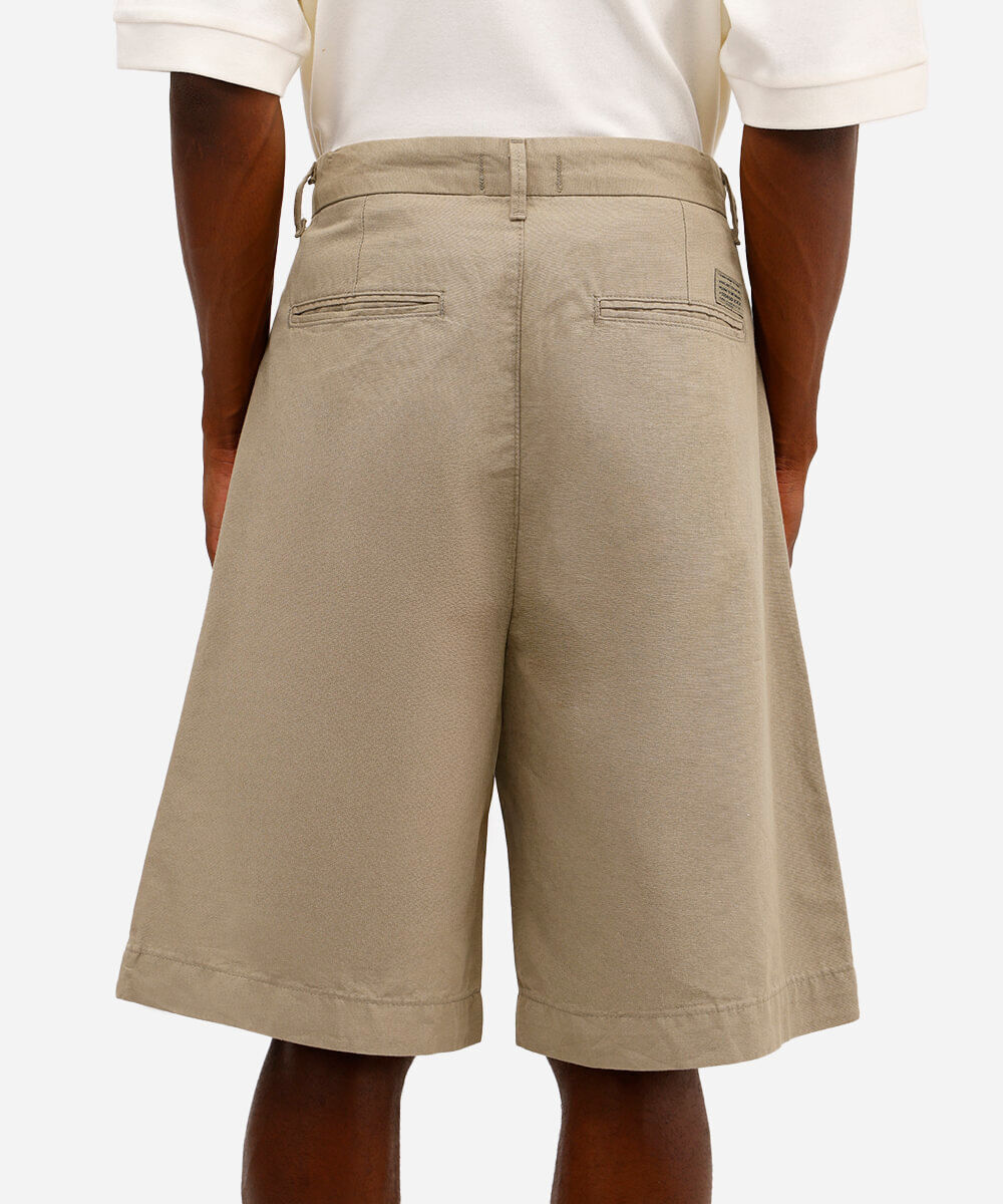 bermuda baggy masculina de alfaiataria com pregas bege