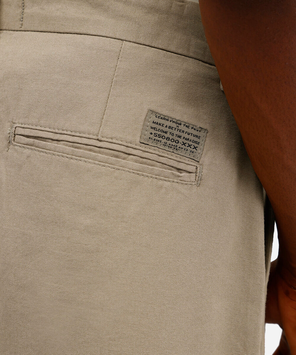 bermuda baggy masculina de alfaiataria com pregas bege