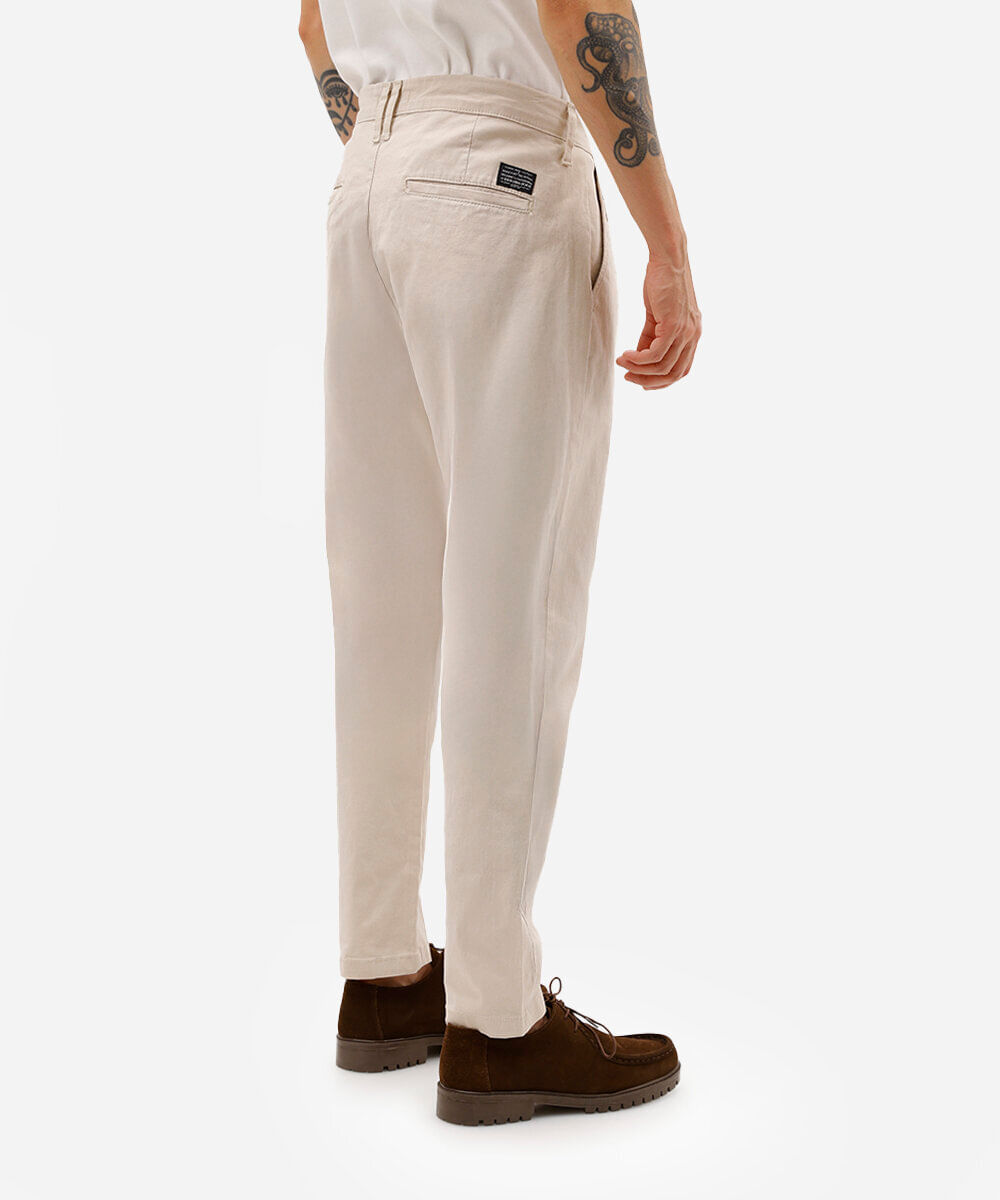 calça chino carrot de sarja masculina bege