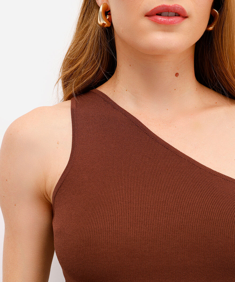 blusa ombro único feminino de tricot marrom
