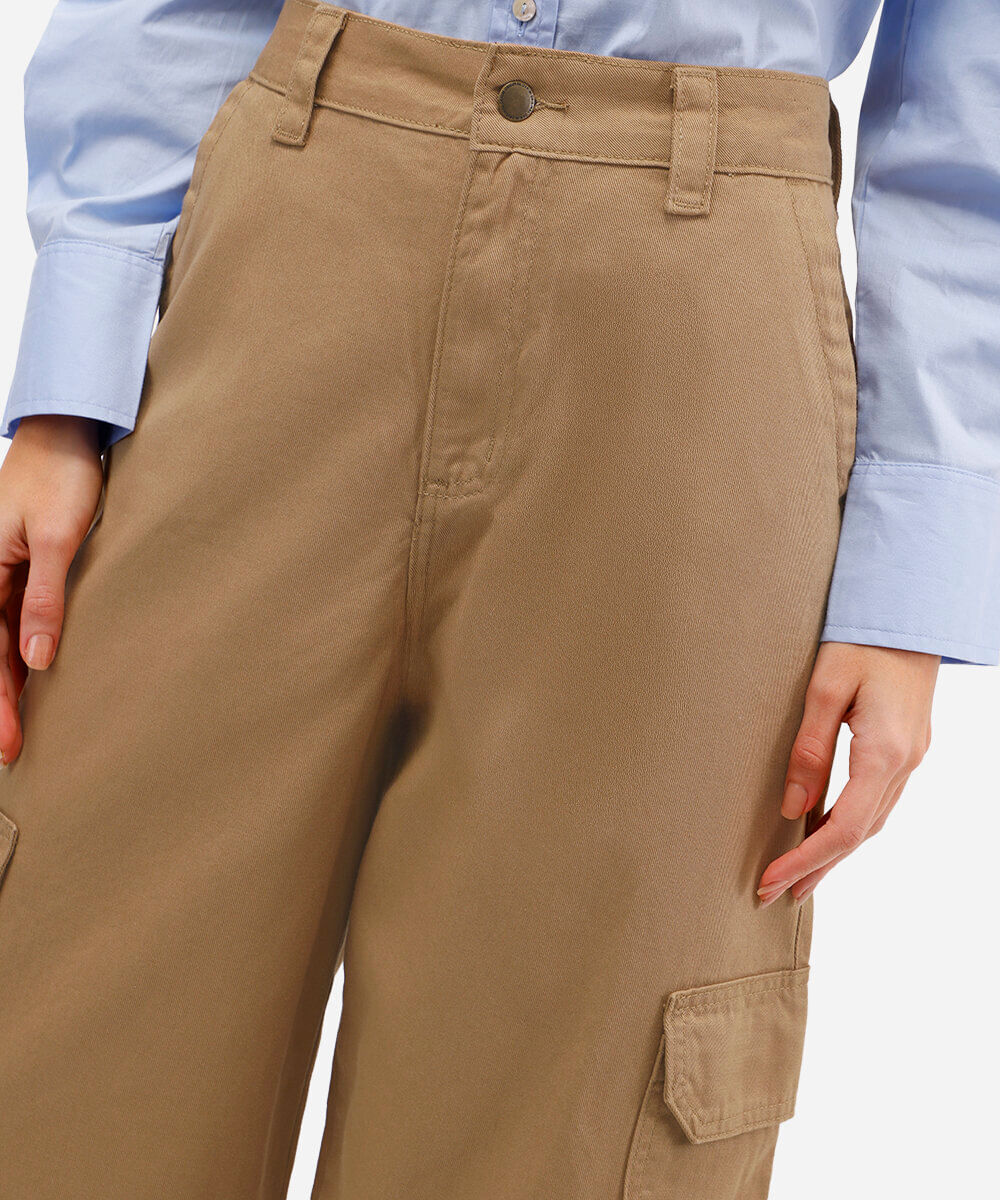 calça balloon feminina de sarja com bolsos cargo bege