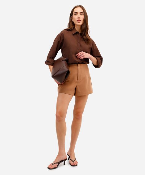 short feminino de alfaiataria com pences marrom