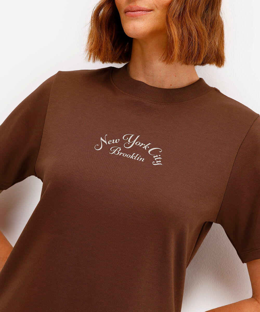 camiseta feminina de algodão peruano estampada marrom