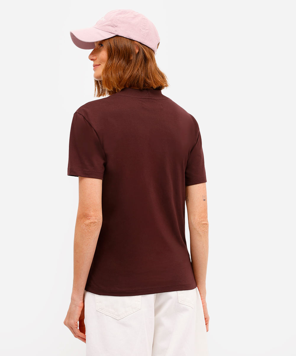 camiseta básica feminina manga curta gola alta vinho