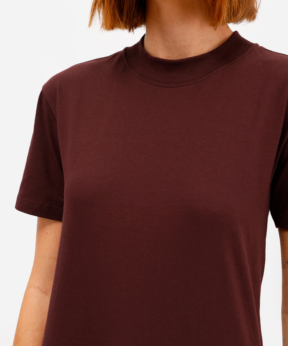 camiseta básica feminina manga curta gola alta vinho