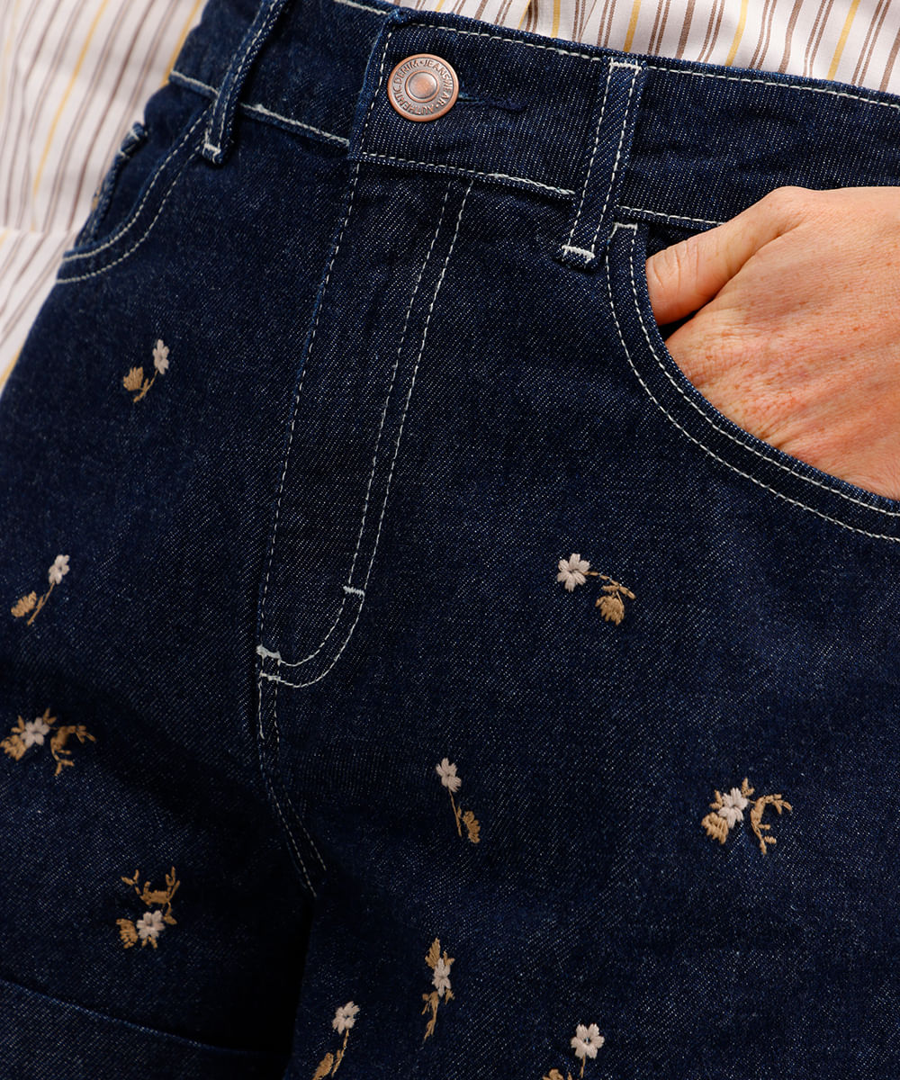 short mom feminino jeans bordado floral azul