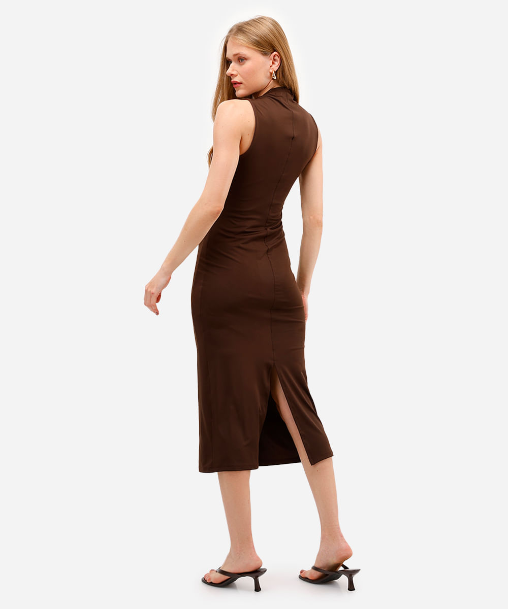 vestido midi feminino franzido com fenda marrom