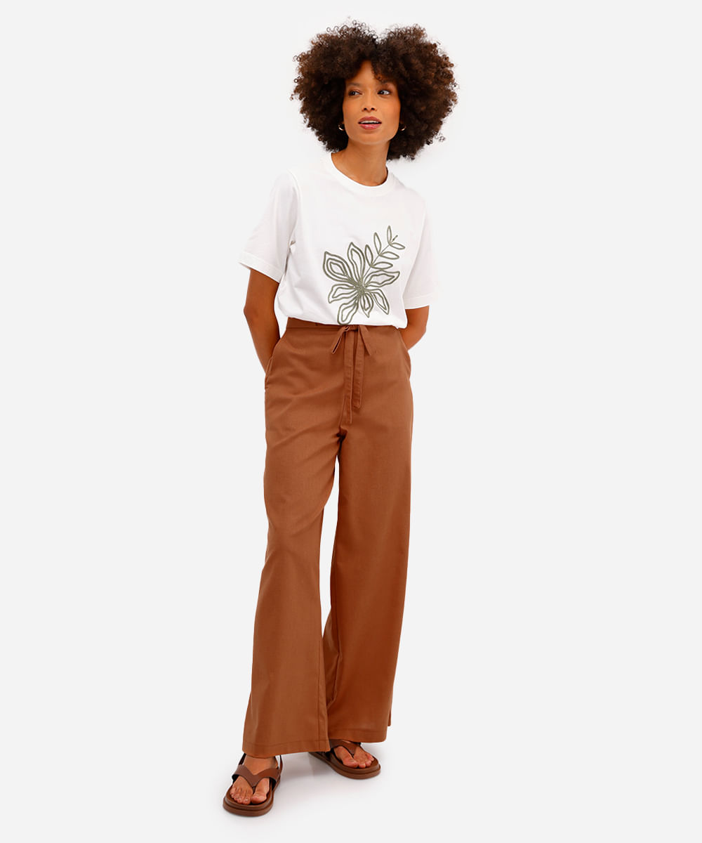 camiseta feminina regular com bordado floral off white